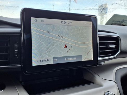 Certified 2022 Ford Explorer XLT w/ Equipment Group 202A image 9