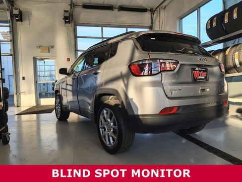 Used 2022 Jeep Compass Latitude image 3