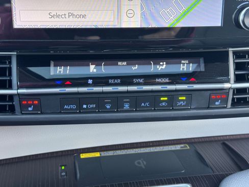 Used 2023 Toyota Sienna XLE w/ XLE Plus Package image 27