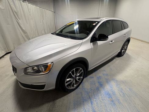 Used 2018 Volvo V60 T5 Cross Country AWD/4WD image 1