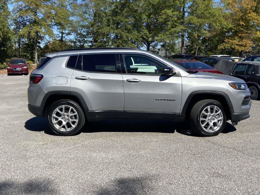 Used 2023 Jeep Compass Latitude AWD/4WD image 2