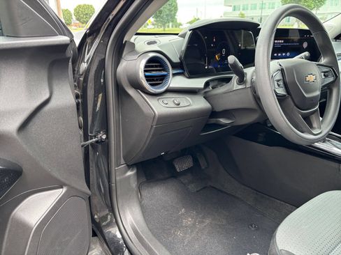 Used 2025 Chevrolet Trax LT FWD image 33