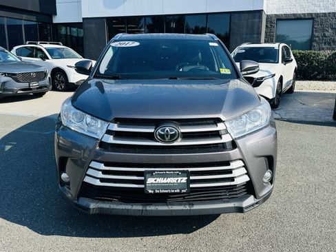 Used 2017 Toyota Highlander XLE AWD/4WD image 38