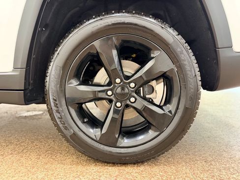 Used 2023 Jeep Grand Cherokee Altitude AWD/4WD image 25