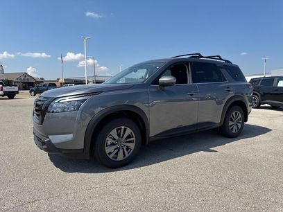 New 2025 Nissan Pathfinder SV w/ Black Appearance Package