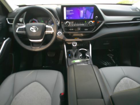 Used 2023 Toyota Highlander Bronze Edition image 32