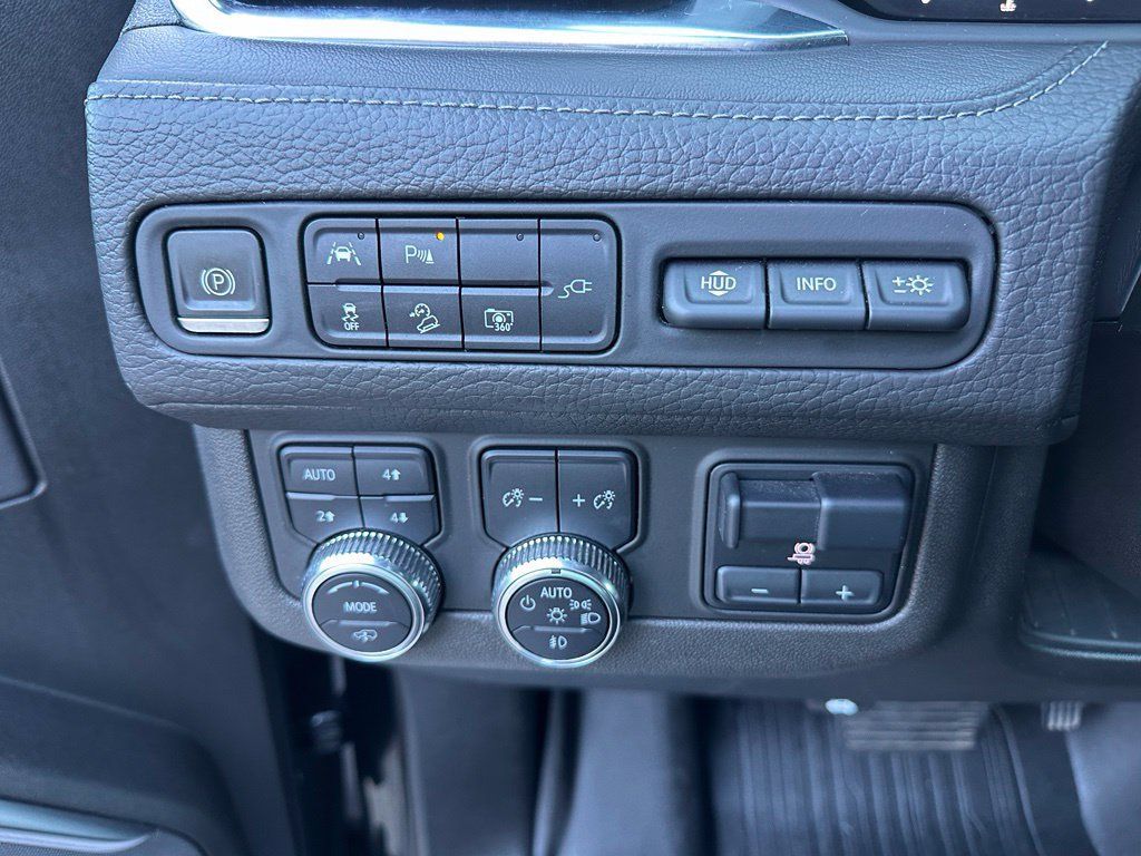 Used 2022 GMC Yukon XL Denali w/ Denali Ultimate Package AWD/4WD image 16