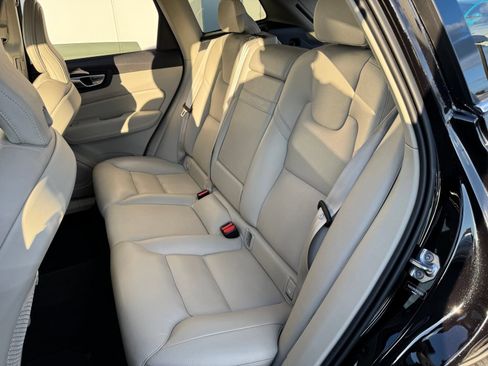 Used 2021 Volvo XC60 T6 Momentum w/ Premium Package AWD/4WD image 8