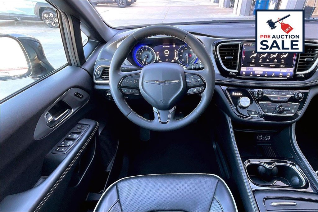 Used 2025 Chrysler Pacifica Limited FWD image 5