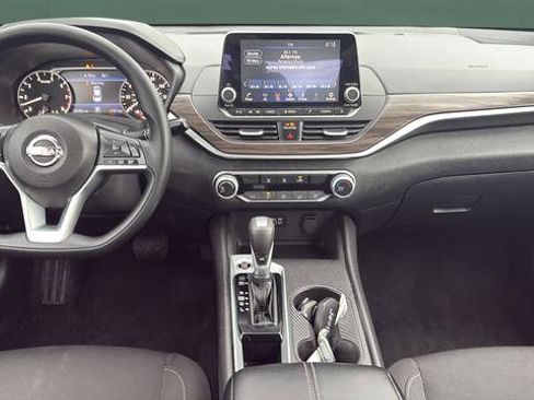 Used 2025 Nissan Altima 2.5 SV image 25