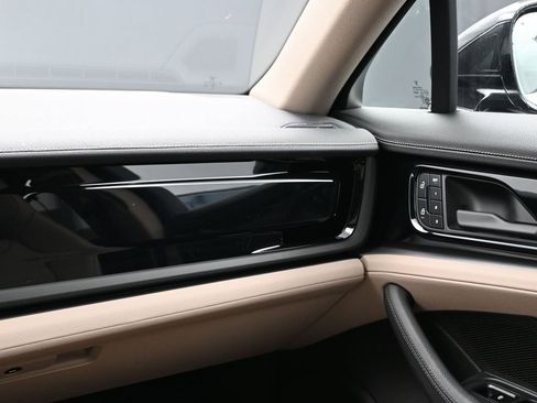 Used 2025 Porsche Panamera RWD image 21