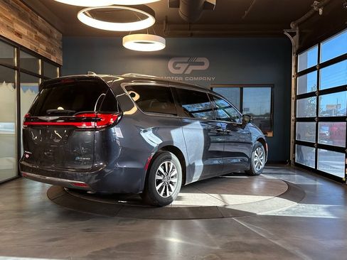 Used 2021 Chrysler Pacifica Touring-L FWD image 3
