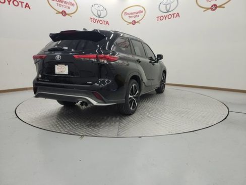 Used 2022 Toyota Highlander XSE FWD image 8