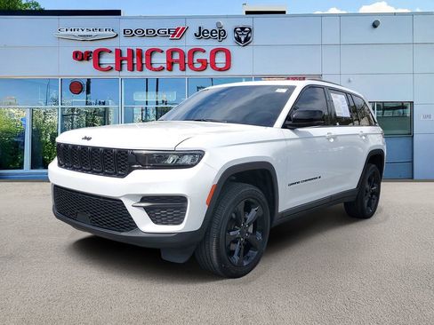 Used 2025 Jeep Grand Cherokee Altitude AWD/4WD image 2