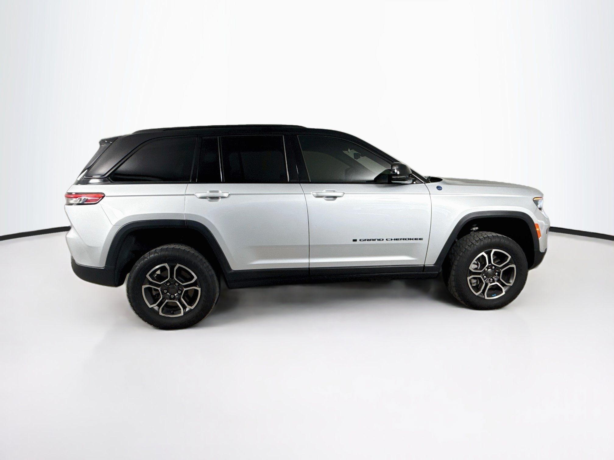 Used 2023 Jeep Grand Cherokee Trailhawk w/ Luxury Tech Group III AWD/4WD image 2