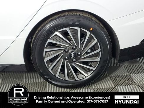 New 2025 Hyundai Sonata Limited image 9