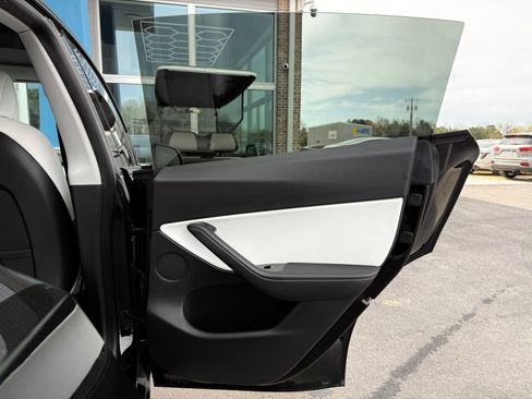 Used 2020 Tesla Model Y Long Range image 19