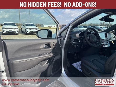 New 2026 Chrysler Pacifica Select w/ S Appearance Package FWD image 16