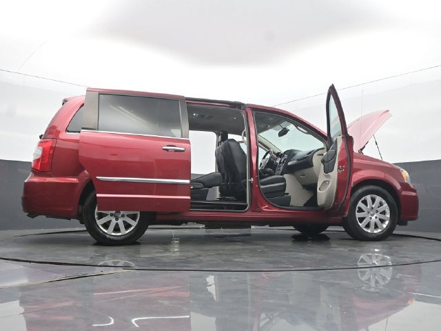 Used 2016 Chrysler Town & Country Touring w/ Driver Convenience Group FWD image 58