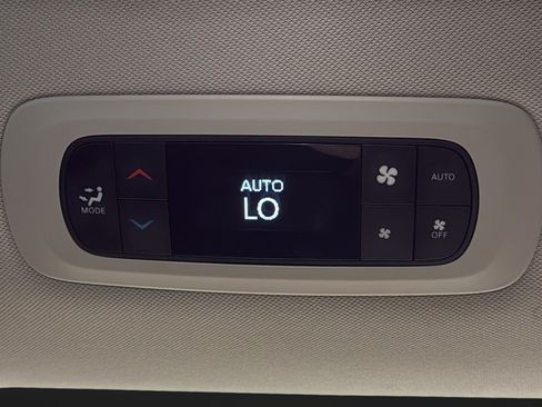 Used 2024 Chrysler Pacifica Touring-L FWD image 34