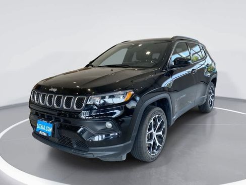 Used 2024 Jeep Compass Latitude AWD/4WD image 1