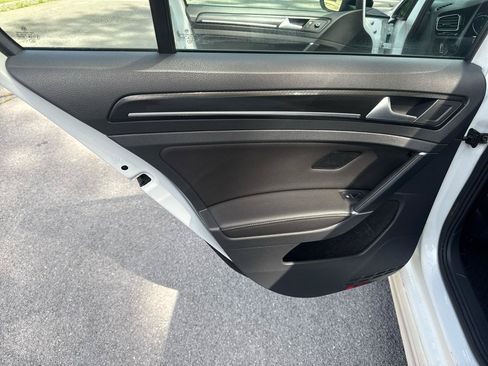 Used 2016 Volkswagen Golf 4-Door AWD/4WD image 17