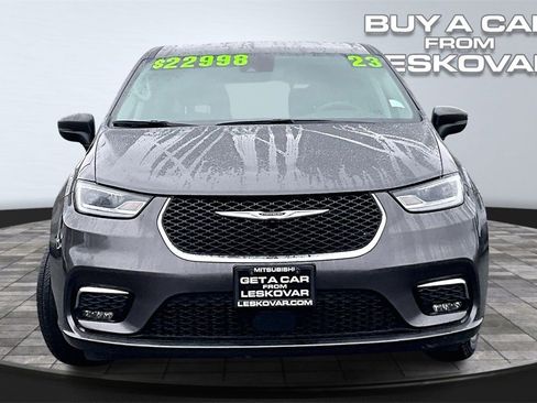 Used 2023 Chrysler Pacifica Touring-L image 3