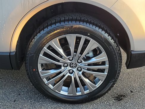 Used 2022 Toyota Venza XLE image 8