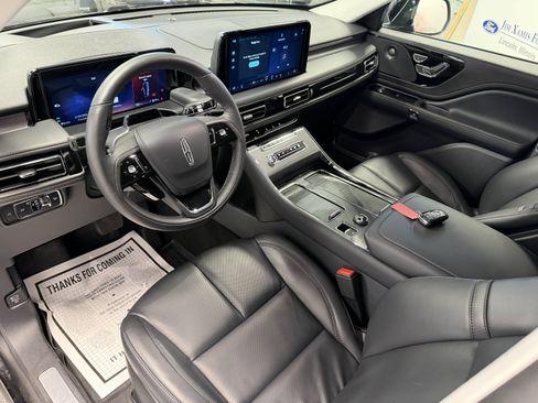 Used 2025 Lincoln Aviator AWD w/ Jet Appearance Package image 4