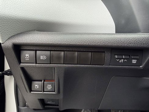 Used 2025 Toyota Sienna LE FWD image 20