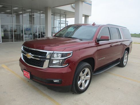 Used 2019 Chevrolet Suburban LT w/ Luxury Package RWD image 2