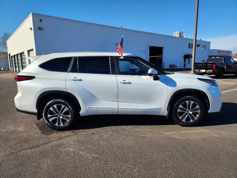 Used 2023 Toyota Highlander XLE image 8