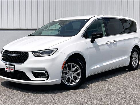 Used 2024 Chrysler Pacifica Touring-L FWD image 2