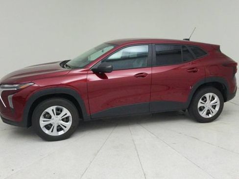Used 2025 Chevrolet Trax LS FWD image 2