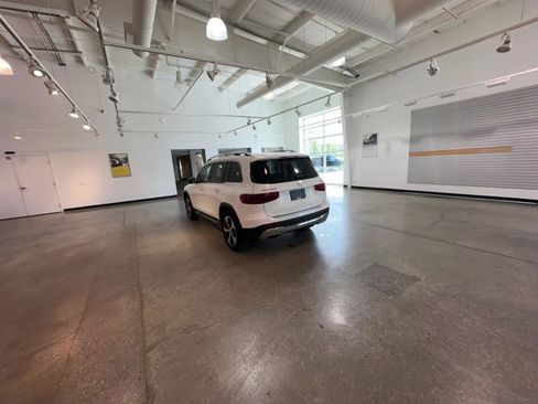 Used 2025 Mercedes-Benz GLB 250 4MATIC image 16