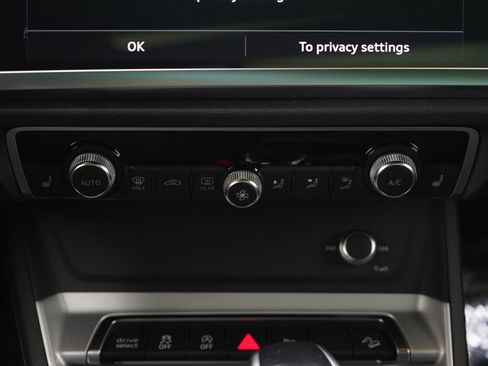 Used 2025 Audi Q3 2.0T Premium image 16