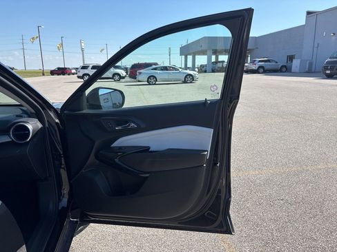 Used 2025 Chevrolet Trax LT w/ LT Convenience Package FWD image 17