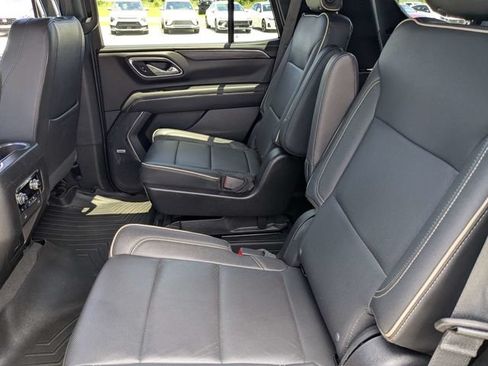 Used 2024 GMC Yukon SLT w/ SLT Luxury Package RWD image 13