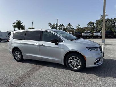 Used 2024 Chrysler Pacifica Touring-L