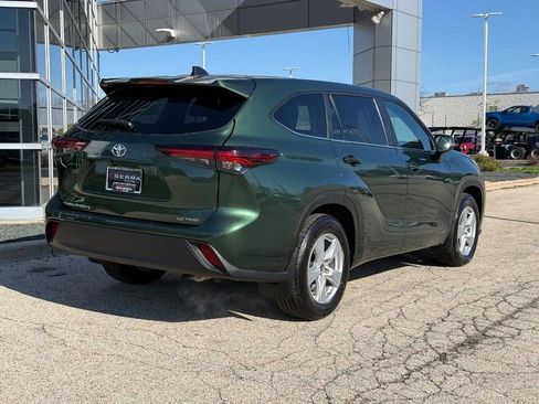 Used 2024 Toyota Highlander LE image 3