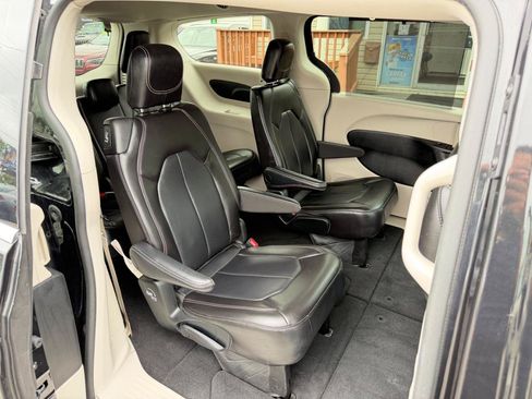 Used 2023 Chrysler Pacifica Touring-L FWD image 45