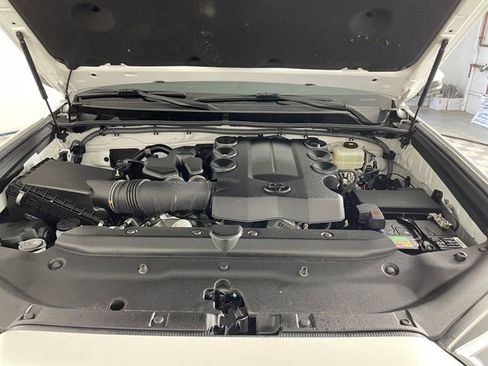 Used 2017 Toyota 4Runner SR5 AWD/4WD image 23