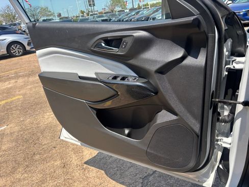 Used 2025 Chevrolet Trax LT FWD image 15
