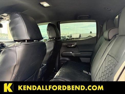 Used 2019 Toyota Tacoma TRD Off-Road w/ Technology Package AWD/4WD image 11