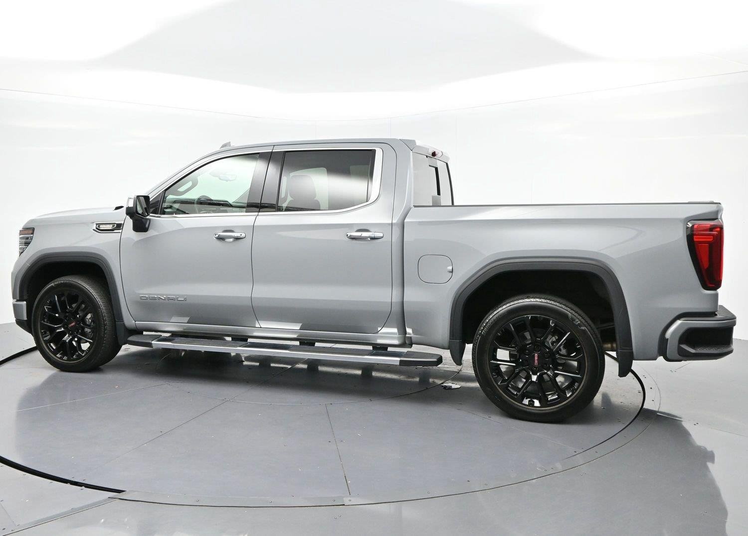 Used 2025 GMC Sierra 1500 Denali w/ Technology Package AWD/4WD image 5