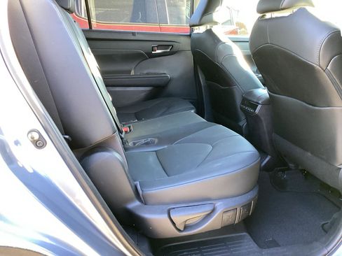 Used 2021 Toyota Highlander XLE image 4