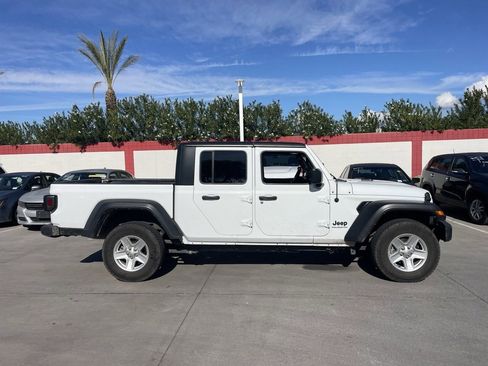 Used 2023 Jeep Gladiator Sport image 3