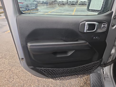 Used 2020 Jeep Wrangler Unlimited Sahara AWD/4WD image 6