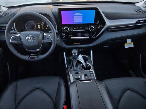 Certified 2026 Toyota Highlander Limited AWD/4WD image 13
