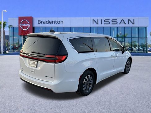 Used 2024 Chrysler Pacifica Select image 5